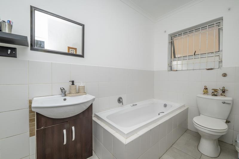 3 Bedroom Property for Sale in Uitzicht Western Cape